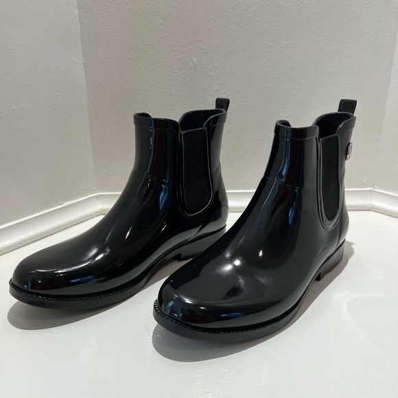 Michael Kors Charm Rubber Patent Ankle Rain Boots w/Back Pull Tab Size 8 - Picture 3 of 7